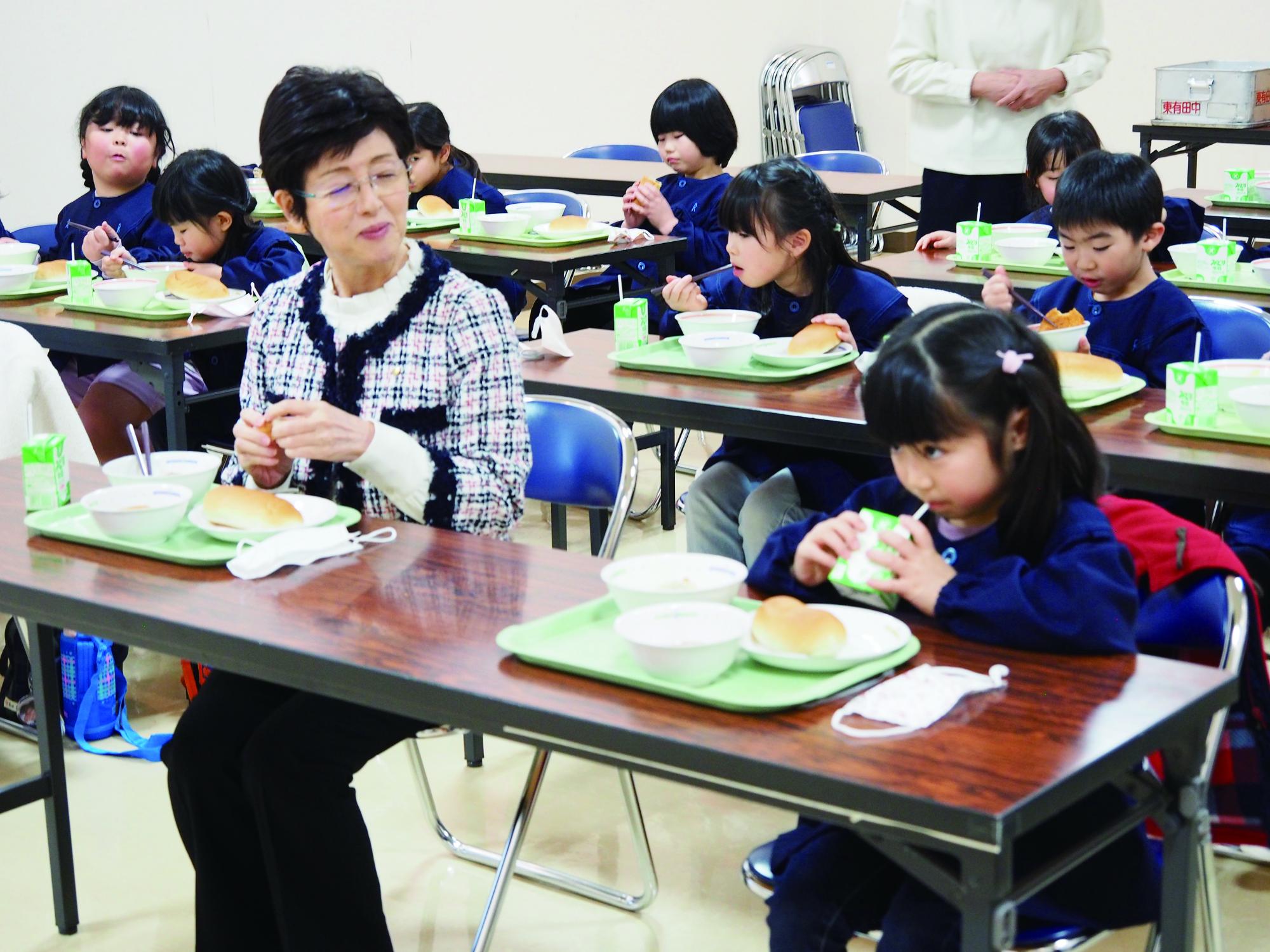 学校給食費の無償化開始