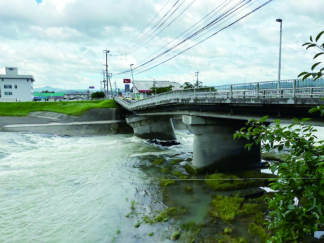 大雨による三郎丸橋及び添架の上下水道管の被災