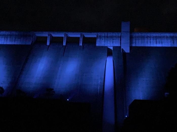 水の日にちなんで大山ダム堤体をブルーライトアップ