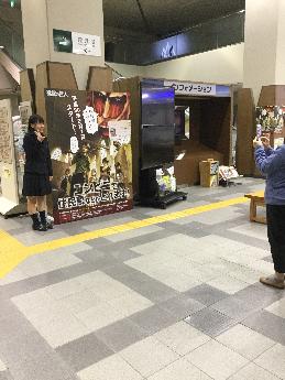パネルと一緒に写真