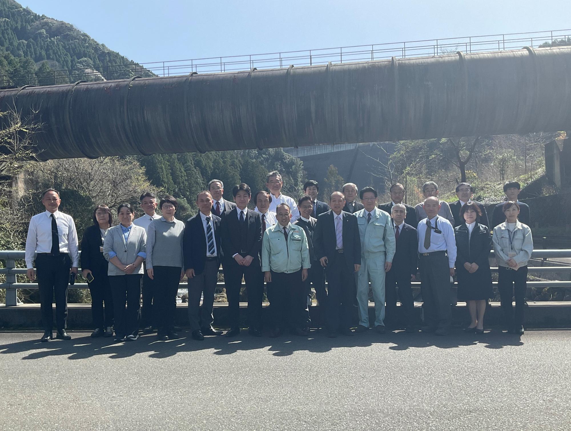 大山ダム導水管前での集合写真