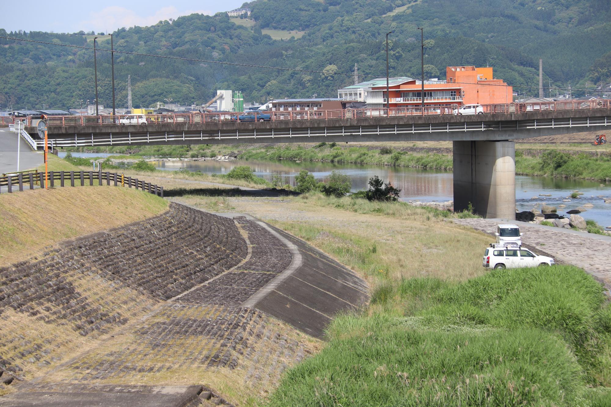 河川敷駐車場（筑後川河川事務所下）