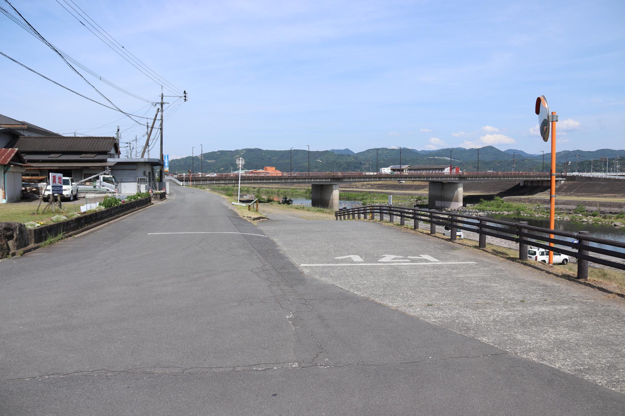 河川敷駐車場（筑後川河川事務所下）