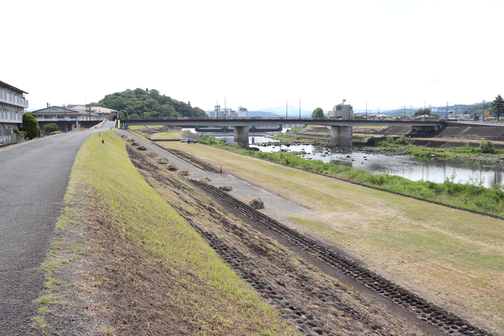 河川敷駐車場（島内橋下）