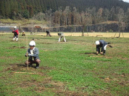 日田市や福岡市水源林ボランティアの皆さんによる植樹活動