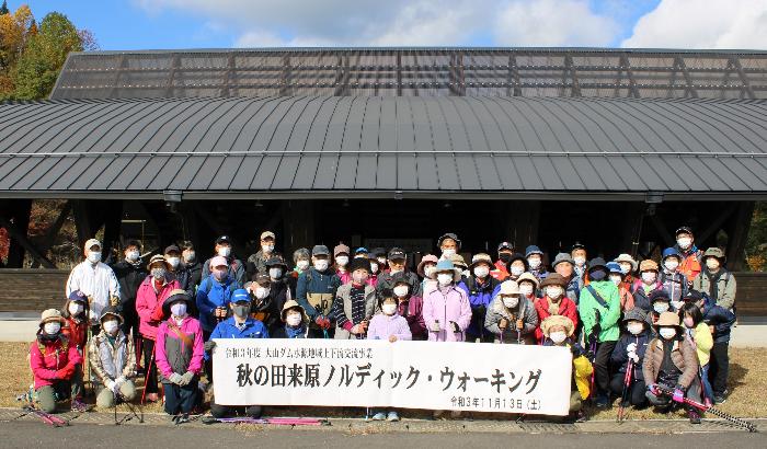 出発前にみんなで記念撮影、筑後川上下流から50人が参加