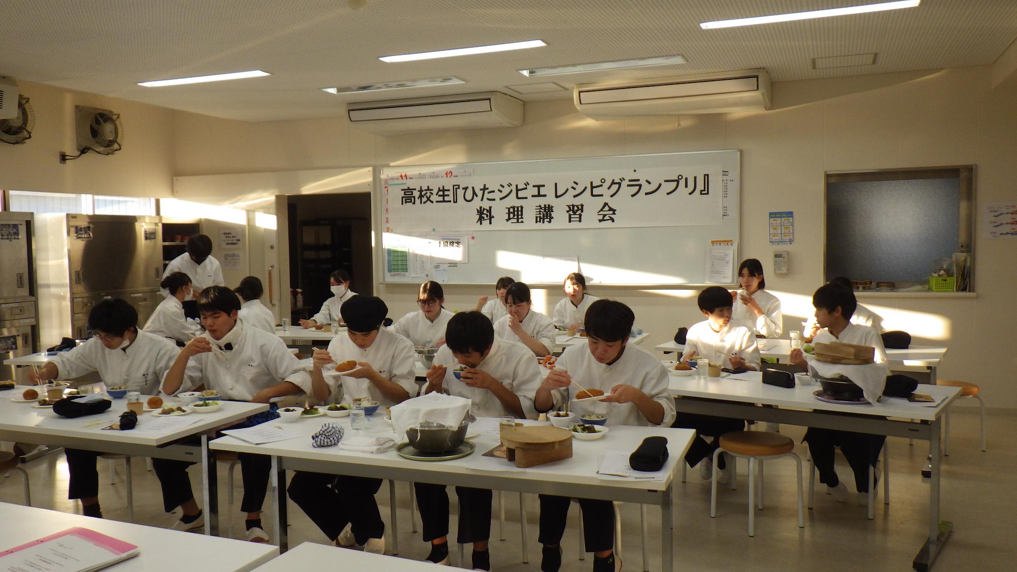 料理講習会試食中