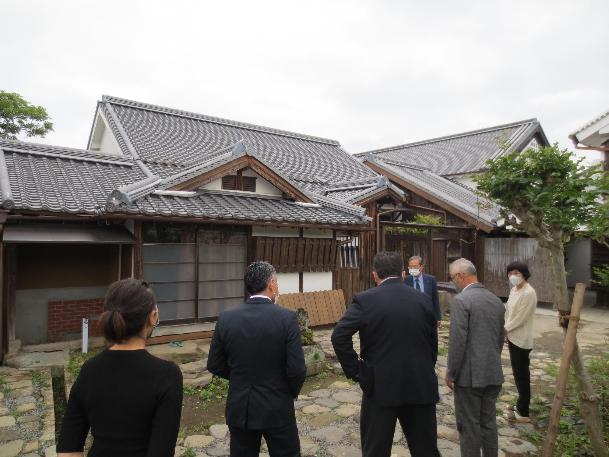 草野家住宅視察の様子