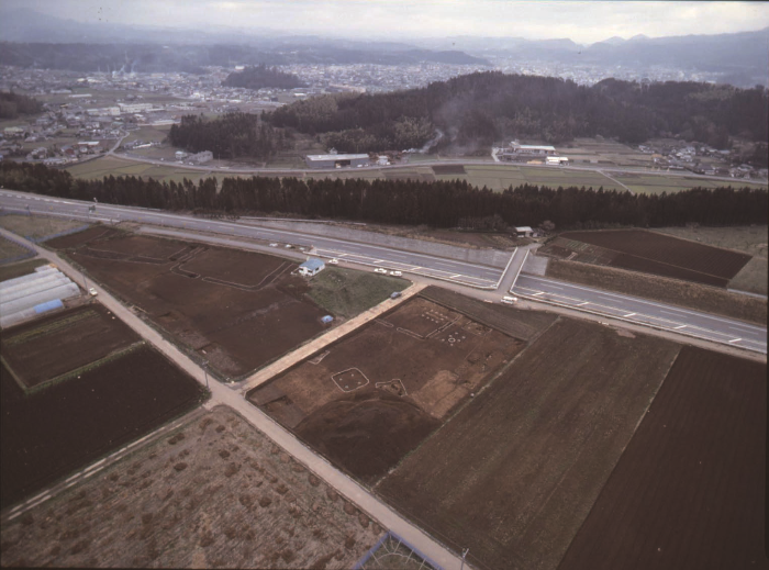 小迫辻原遺跡から発見された方形環濠建物