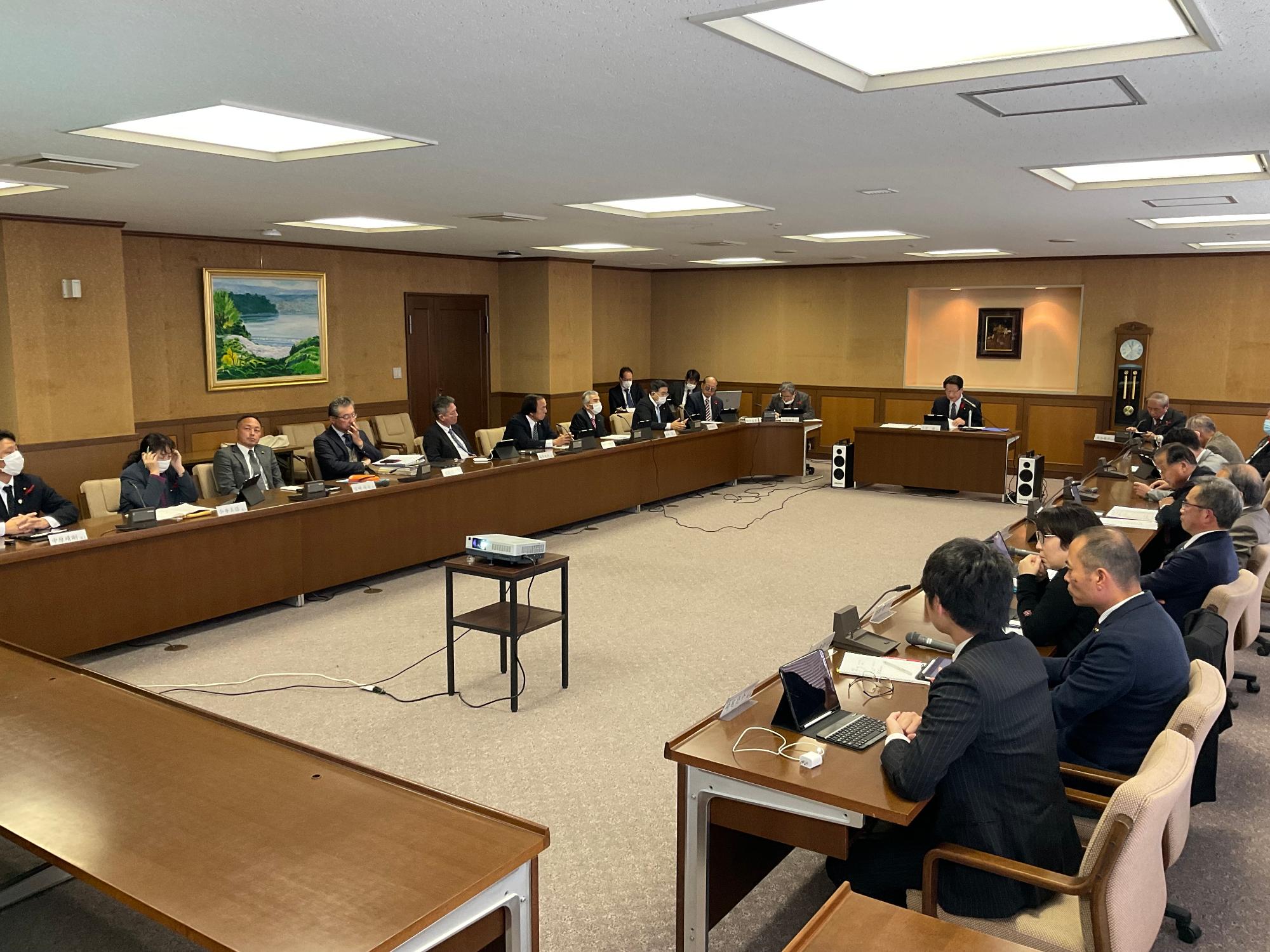 議員間討議