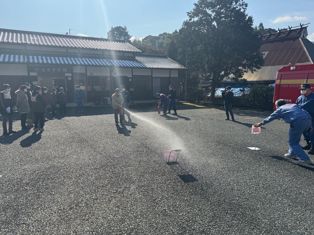 訓練時に消火器を噴射している様子