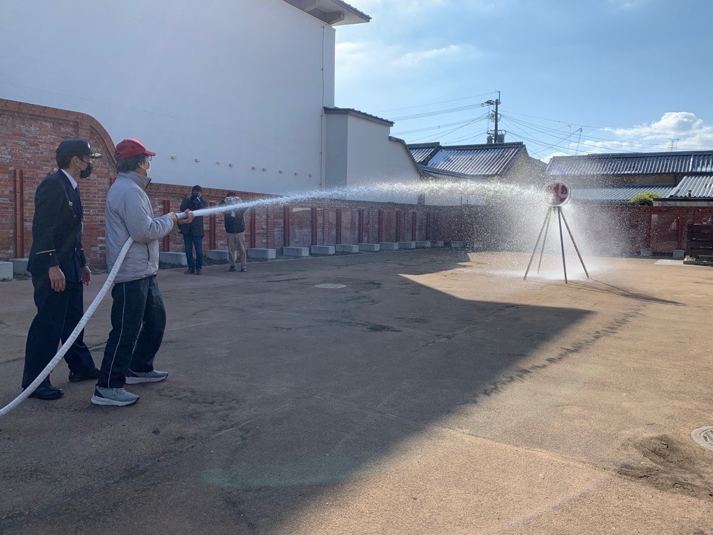 訓練時にホースで水を噴射している様子