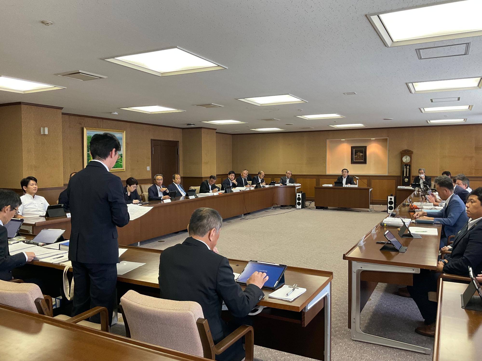 決算審査 全体会の様子の画像