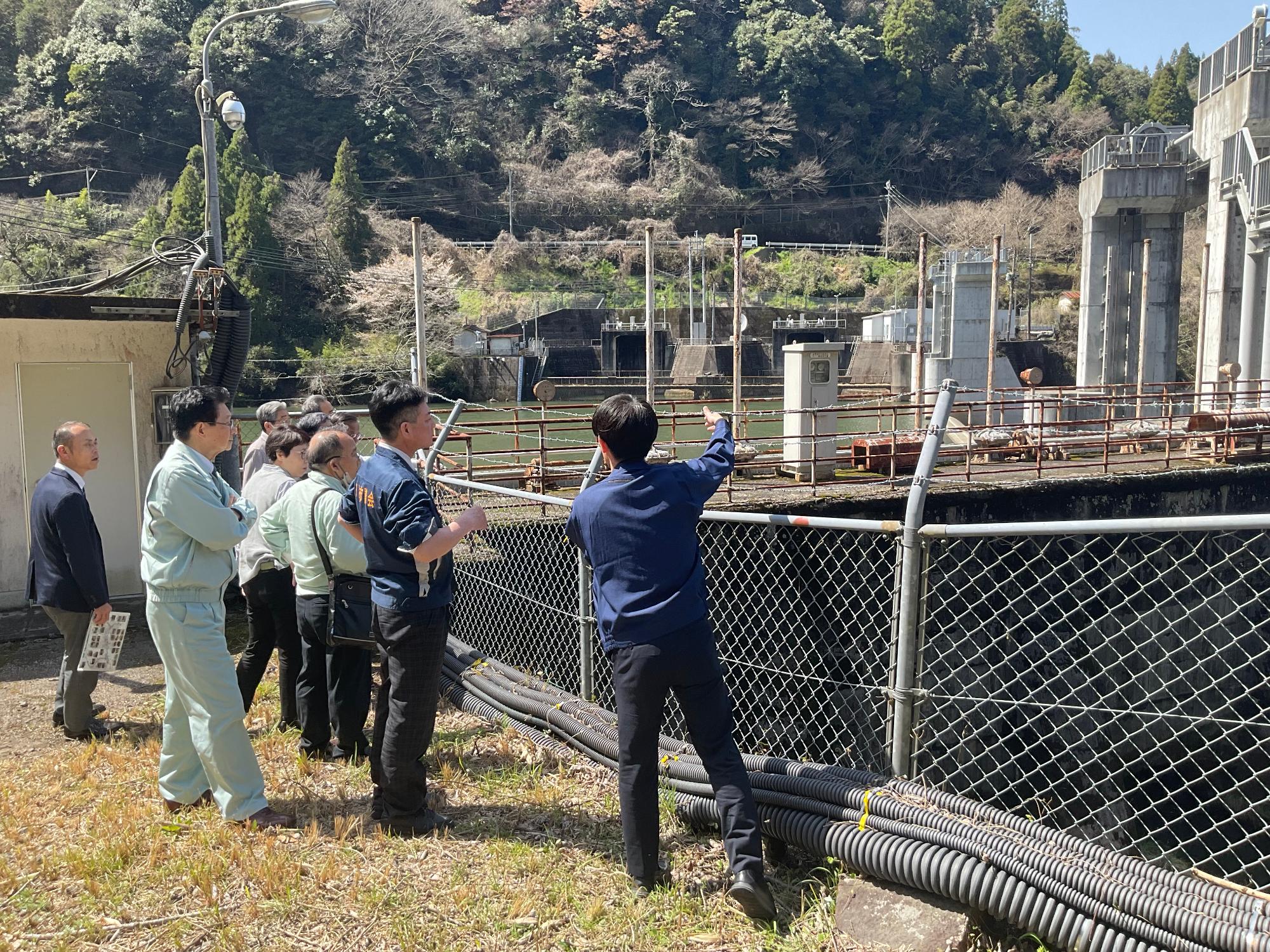 現地視察の様子（大山川堰）の画像
