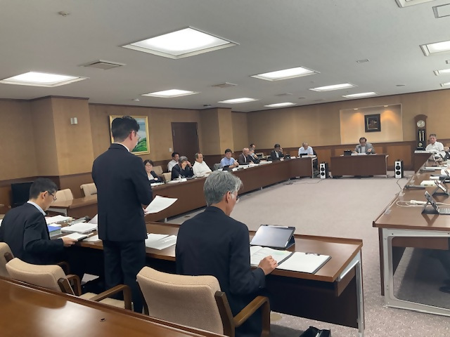 決算審査全体会の様子