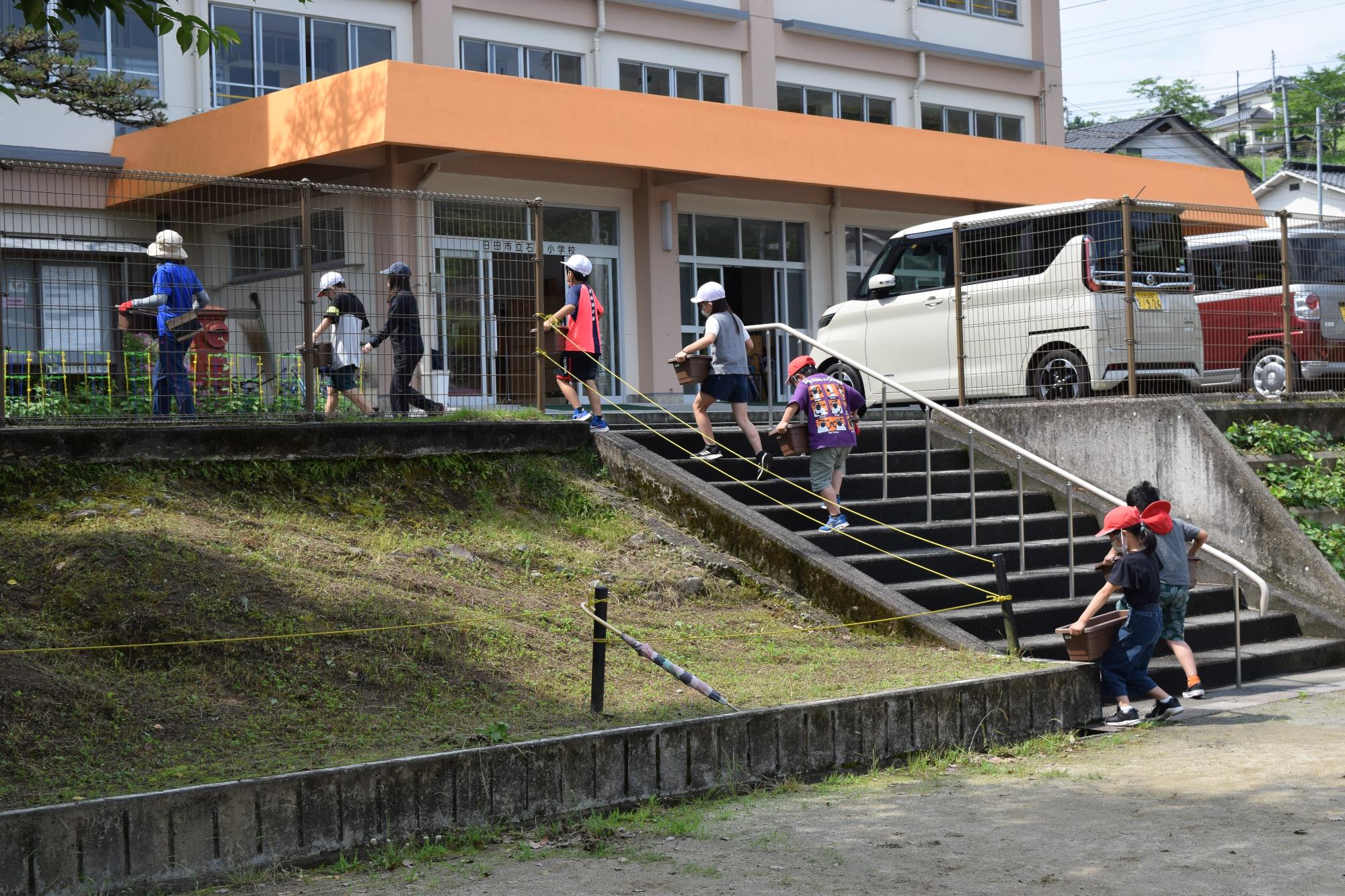 プランターを一生懸命運びましたの画像