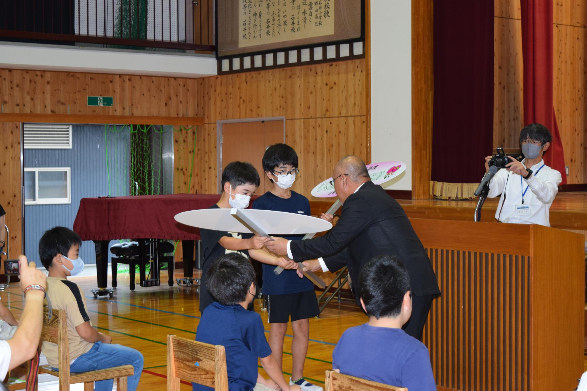 人権の花プラカードの交付の画像