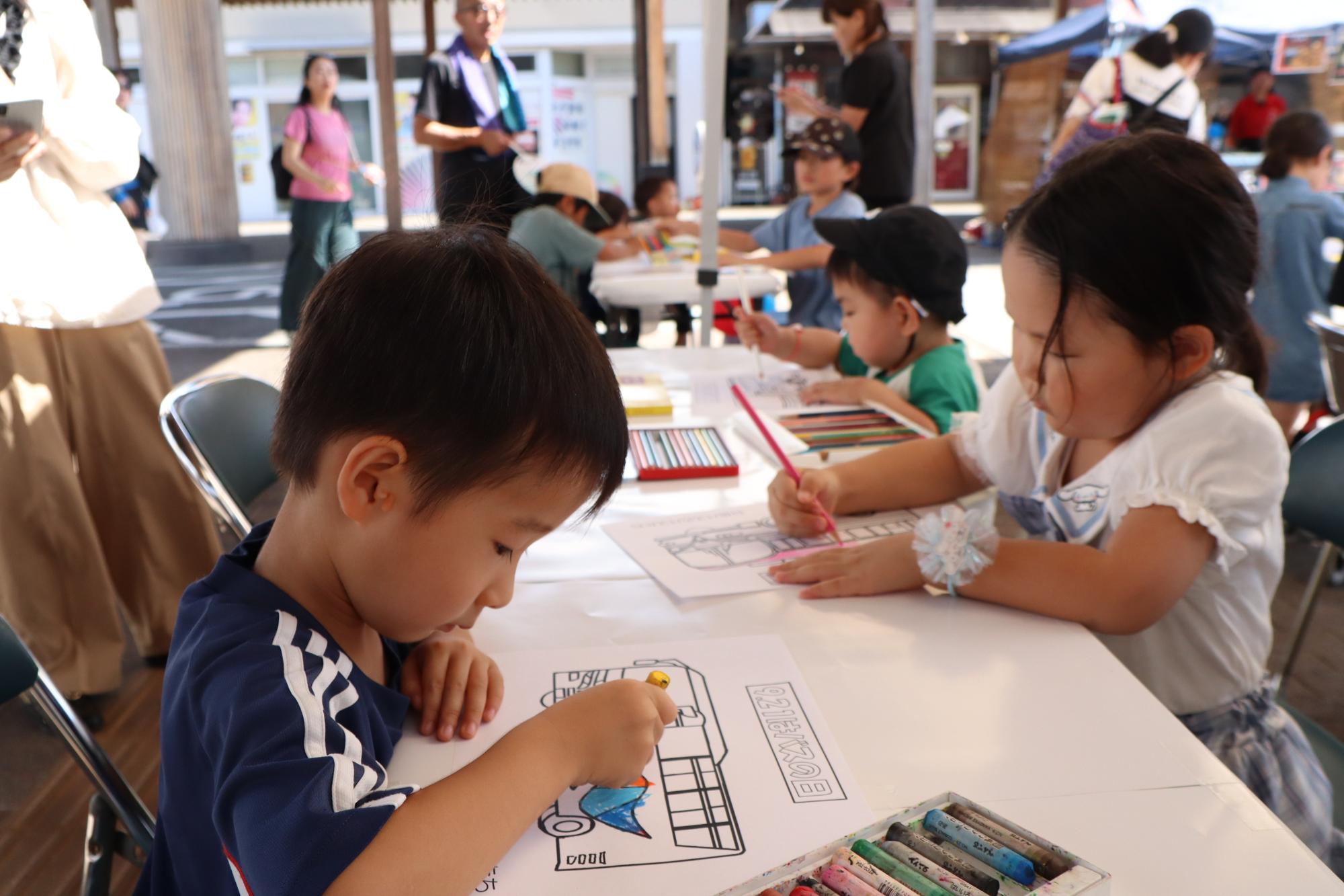 バスの塗り絵の画像