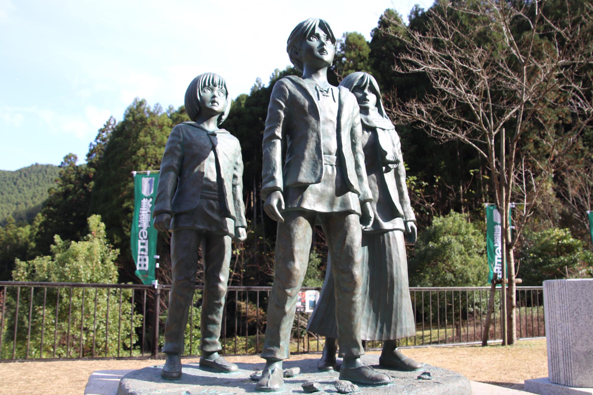 エレン・ミカサ・アルミンの少年期の銅像の画像2