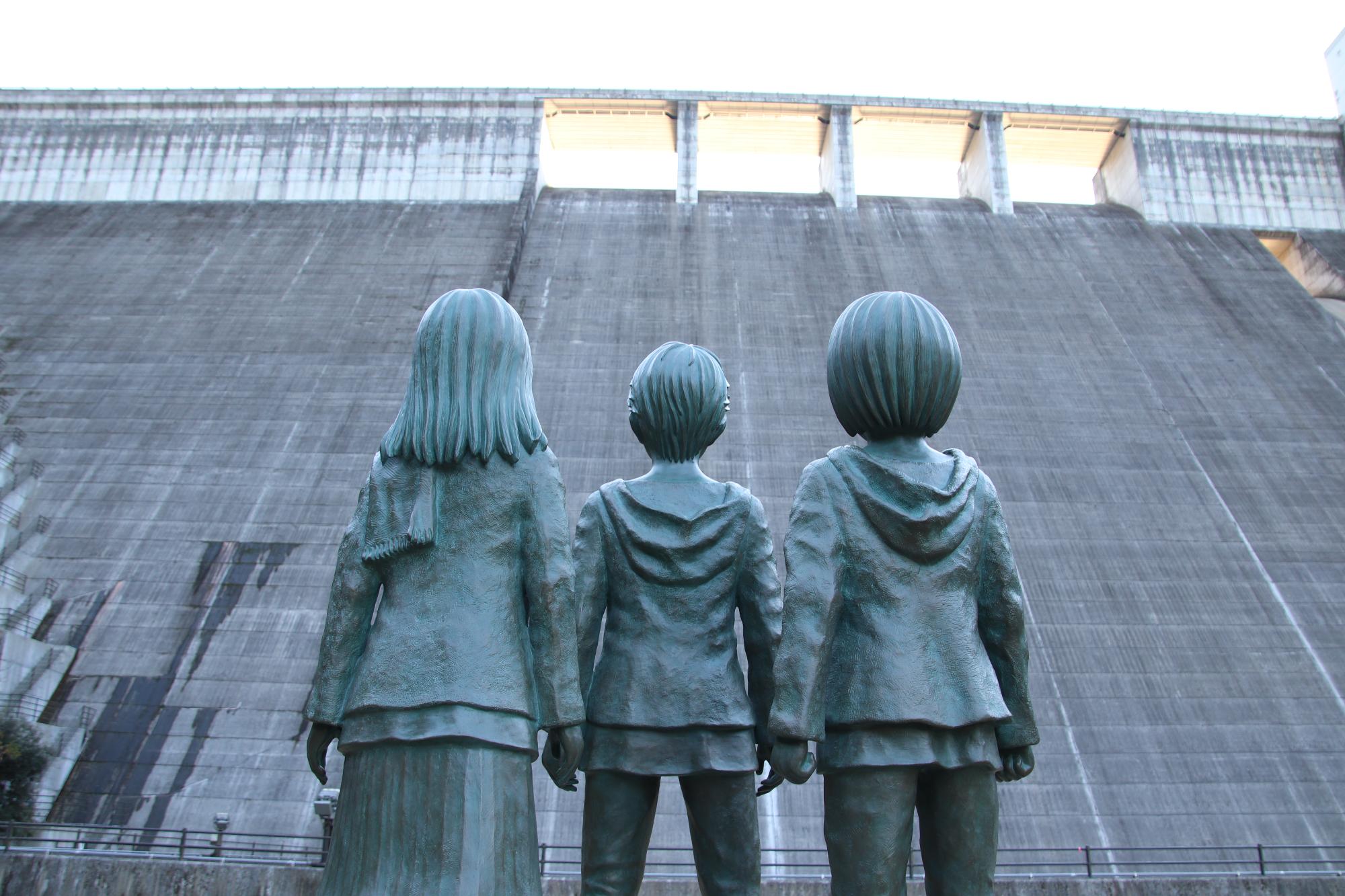 エレン・ミカサ・アルミンの少年期の銅像の画像3