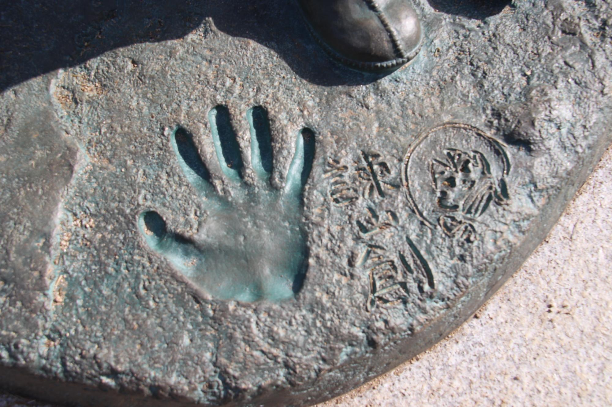 エレン・ミカサ・アルミンの少年期の銅像の画像4