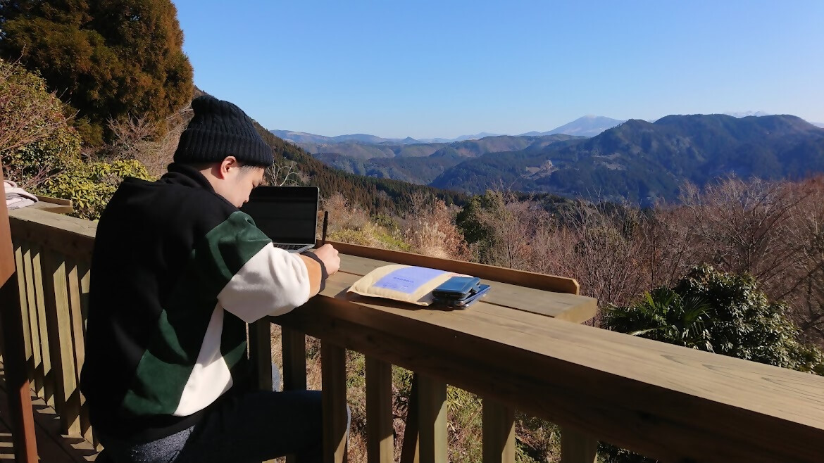 山荘　山の家にてテレワークをしている様子の写真