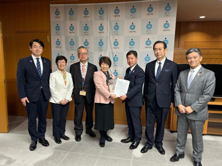 世界遺産暫定一覧表への追加記載要望書を提出