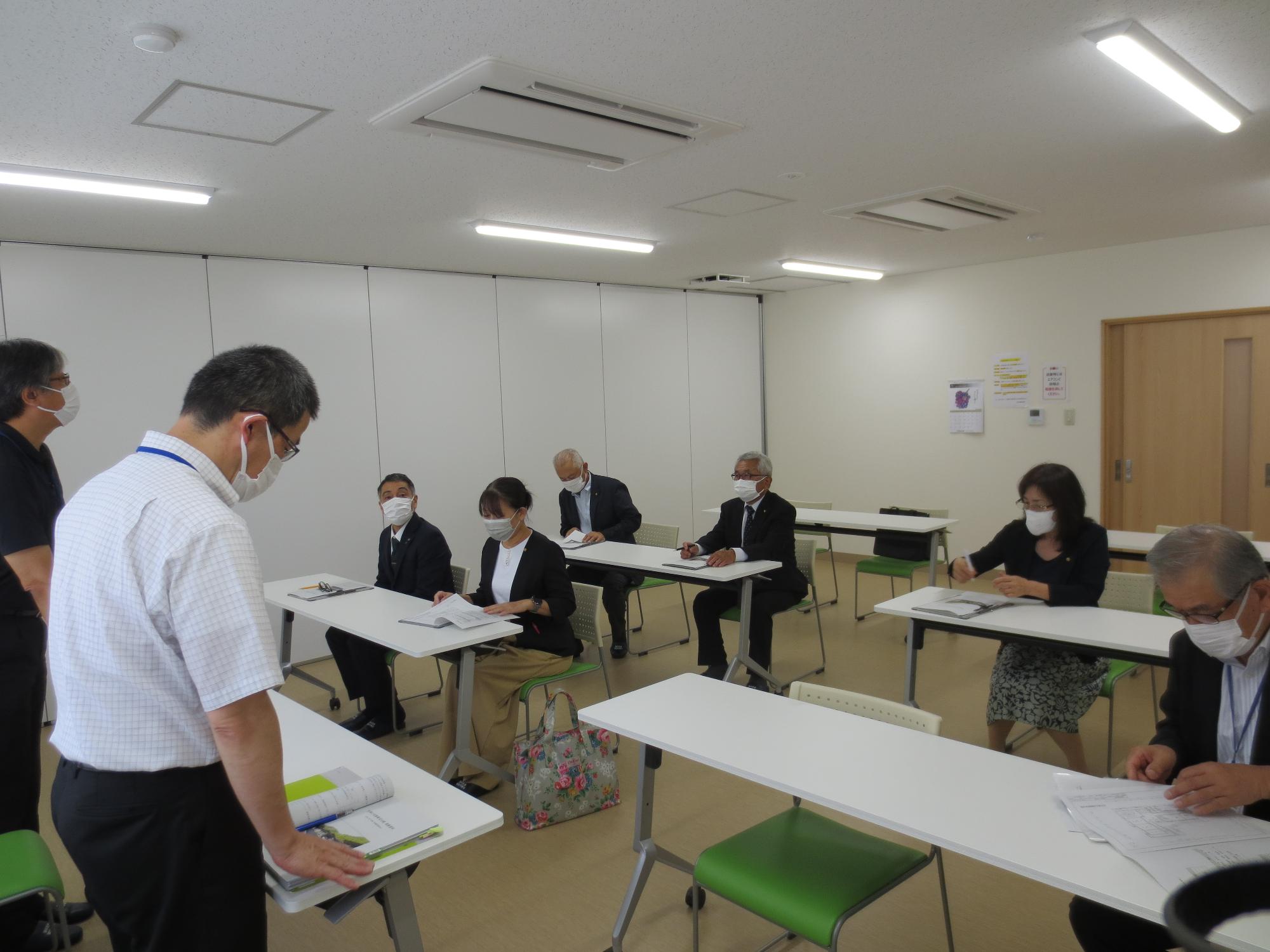 説明を受ける様子