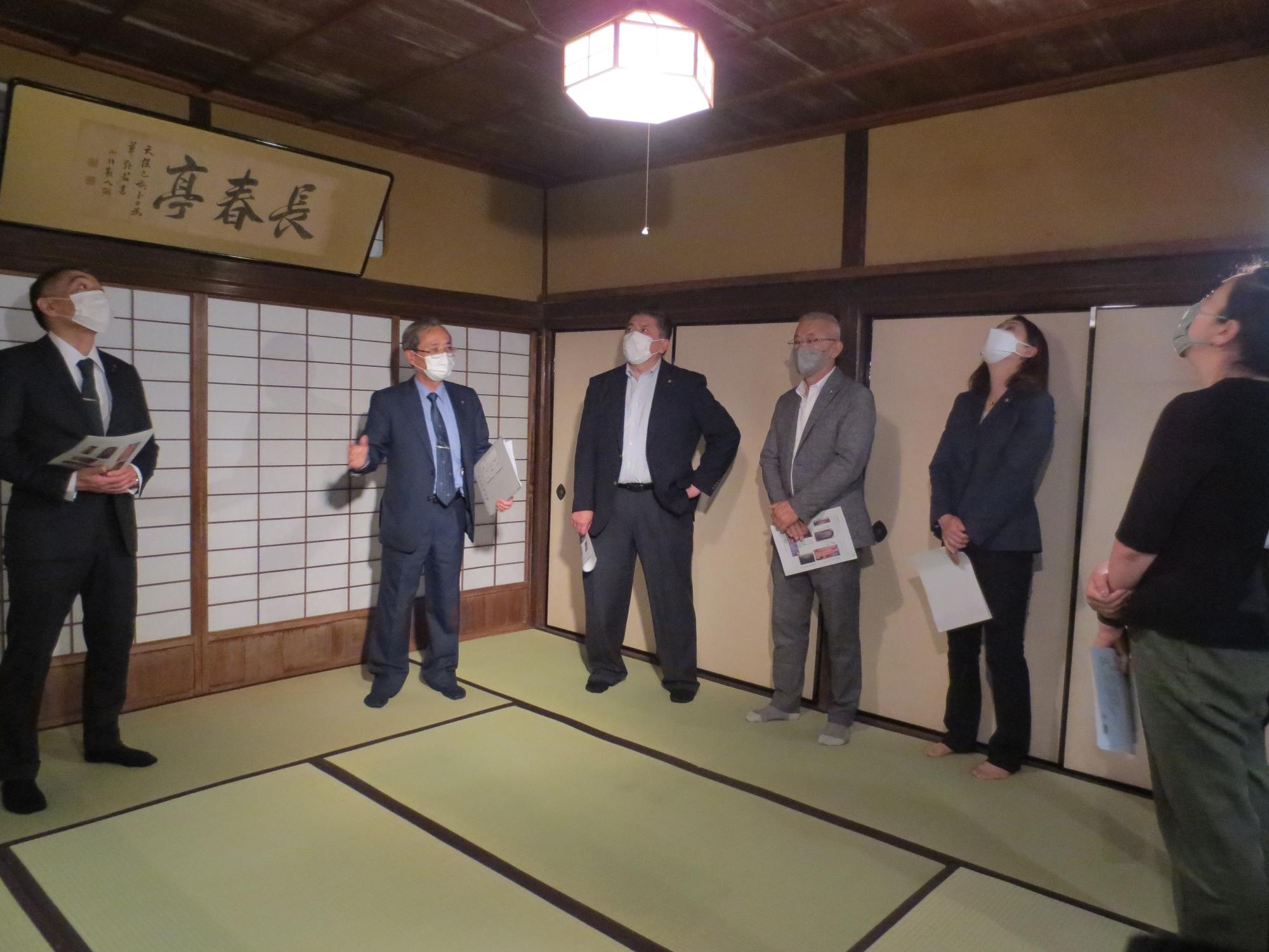 草野家住宅視察の様子の画像2