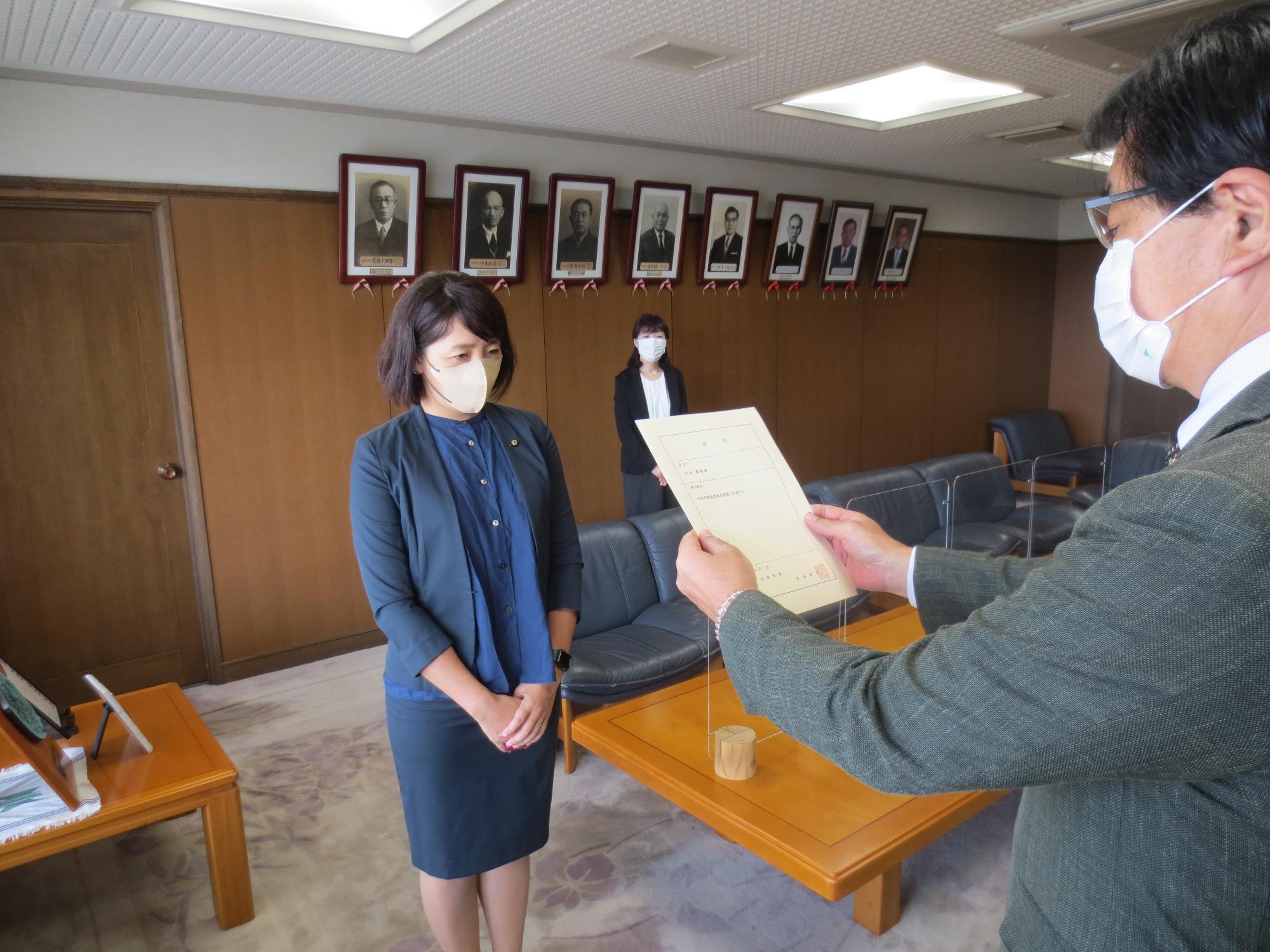 市長から辞令を受ける古田教育委員の画像