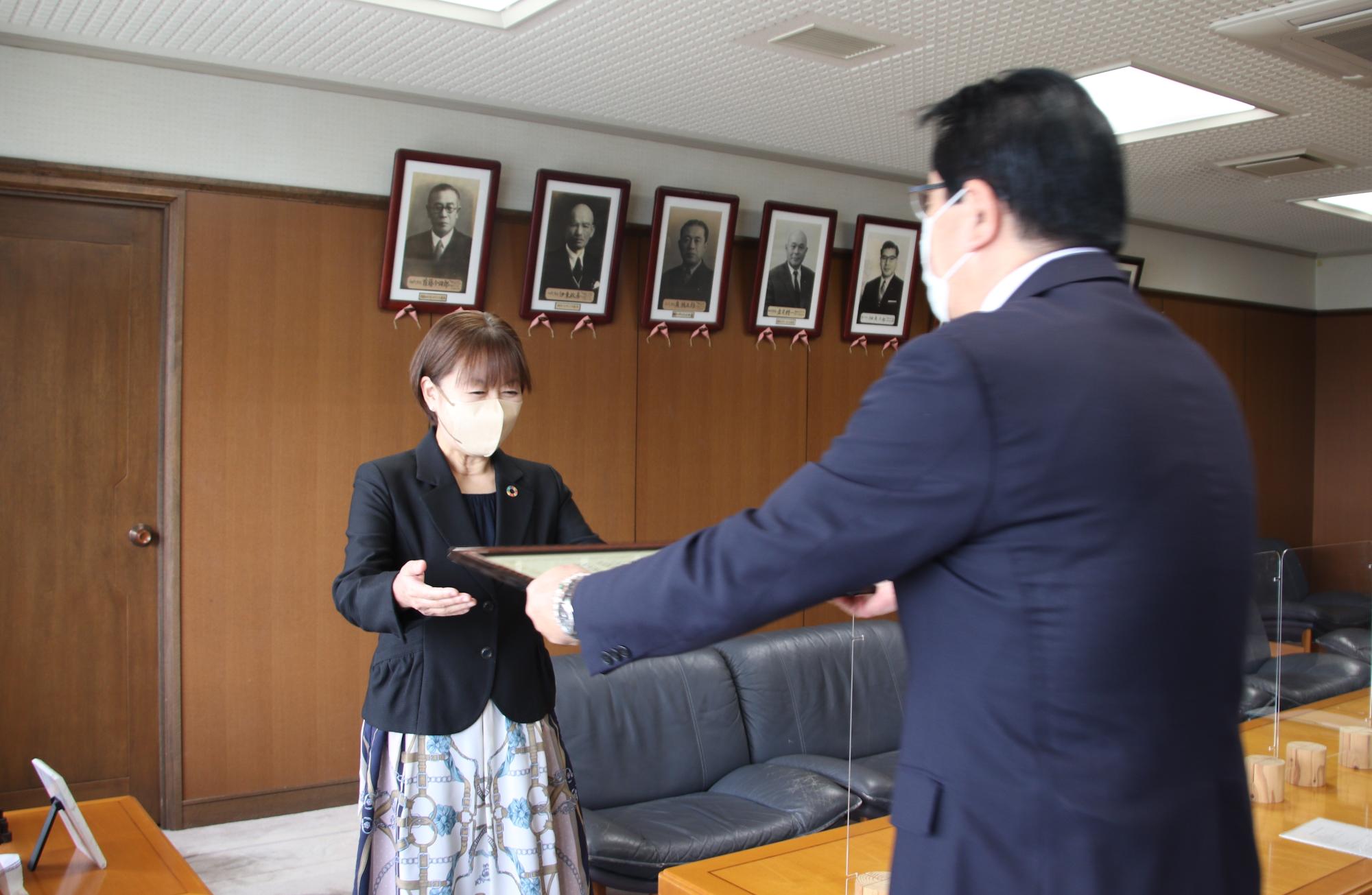 市長から感謝状を受け取る永山教育委員の画像