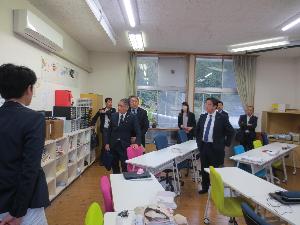 学びの多様化学校での視察の様子