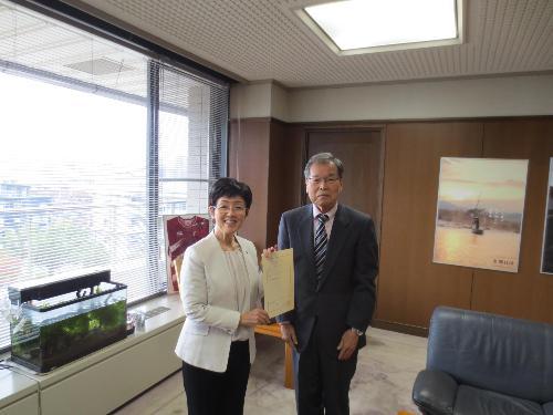 辞令を受けた山崎氏と市長