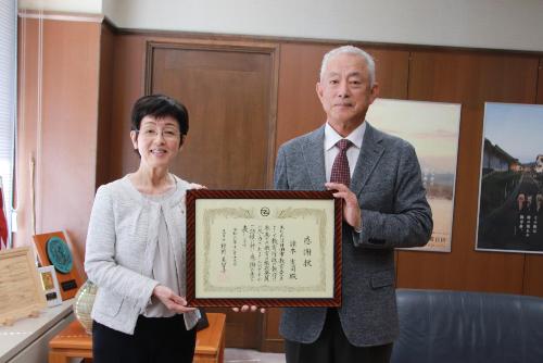 感謝状の贈呈を受けた諫本氏と市長