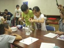 科学実験教室(雪を降らせる実験)の様子