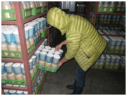 えのき茸の生育状況を確認している写真