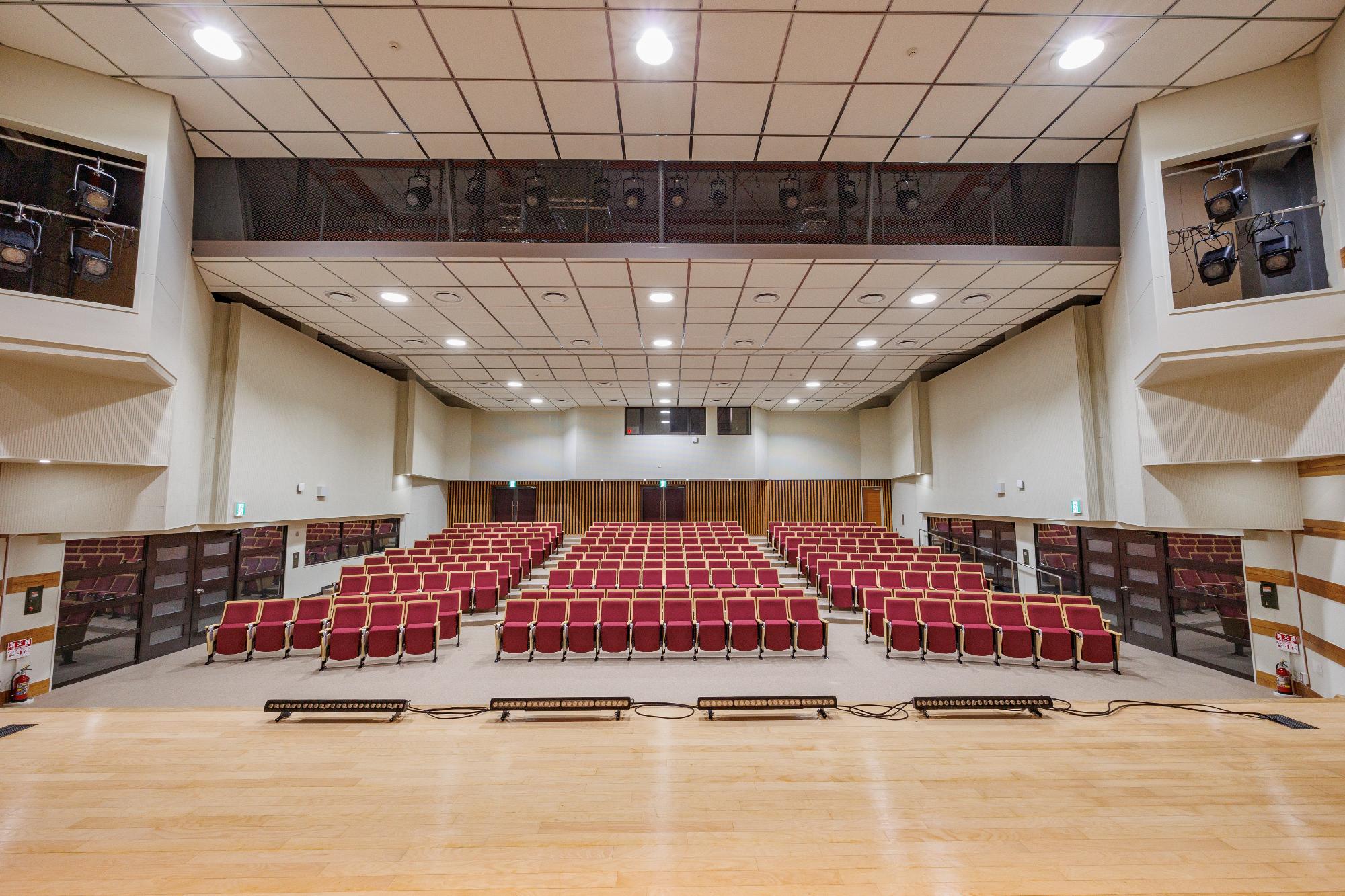 ホール内部をステージ側から撮影した写真