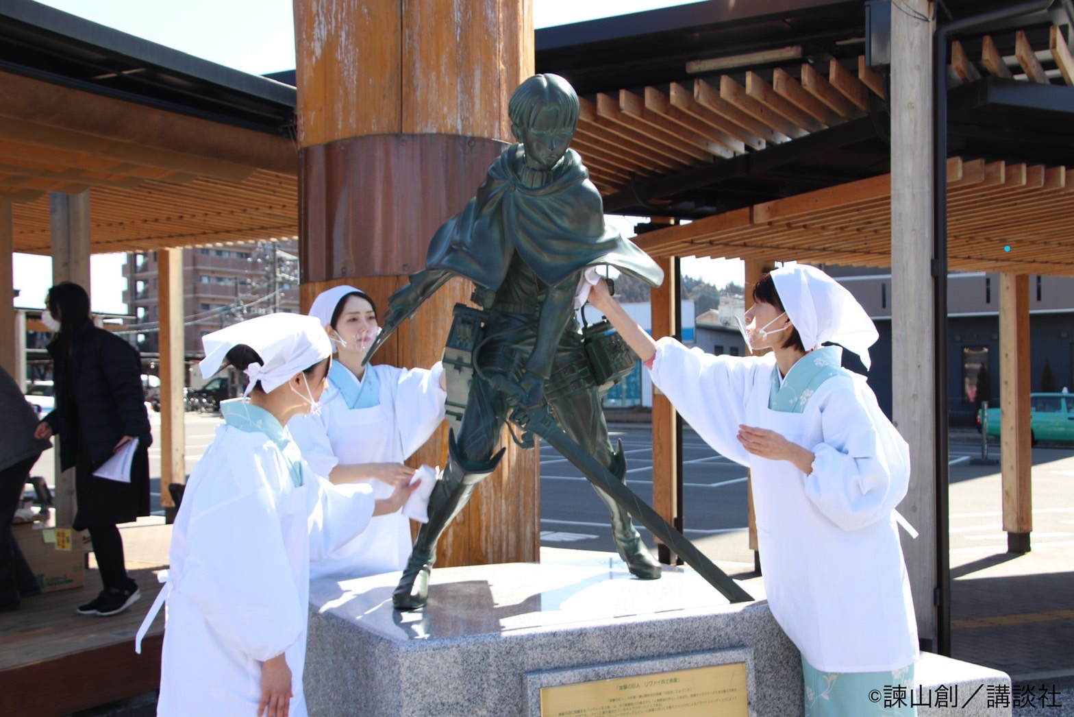 リヴァイ兵士長の銅像磨きイベントの様子1