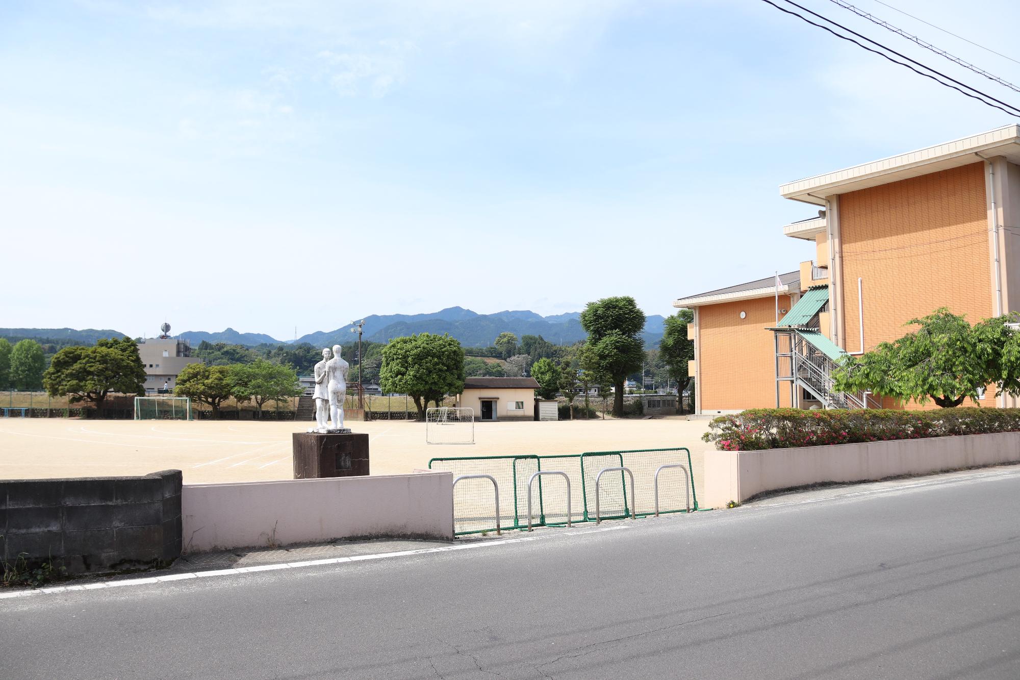 日隈小学校運動場の画像