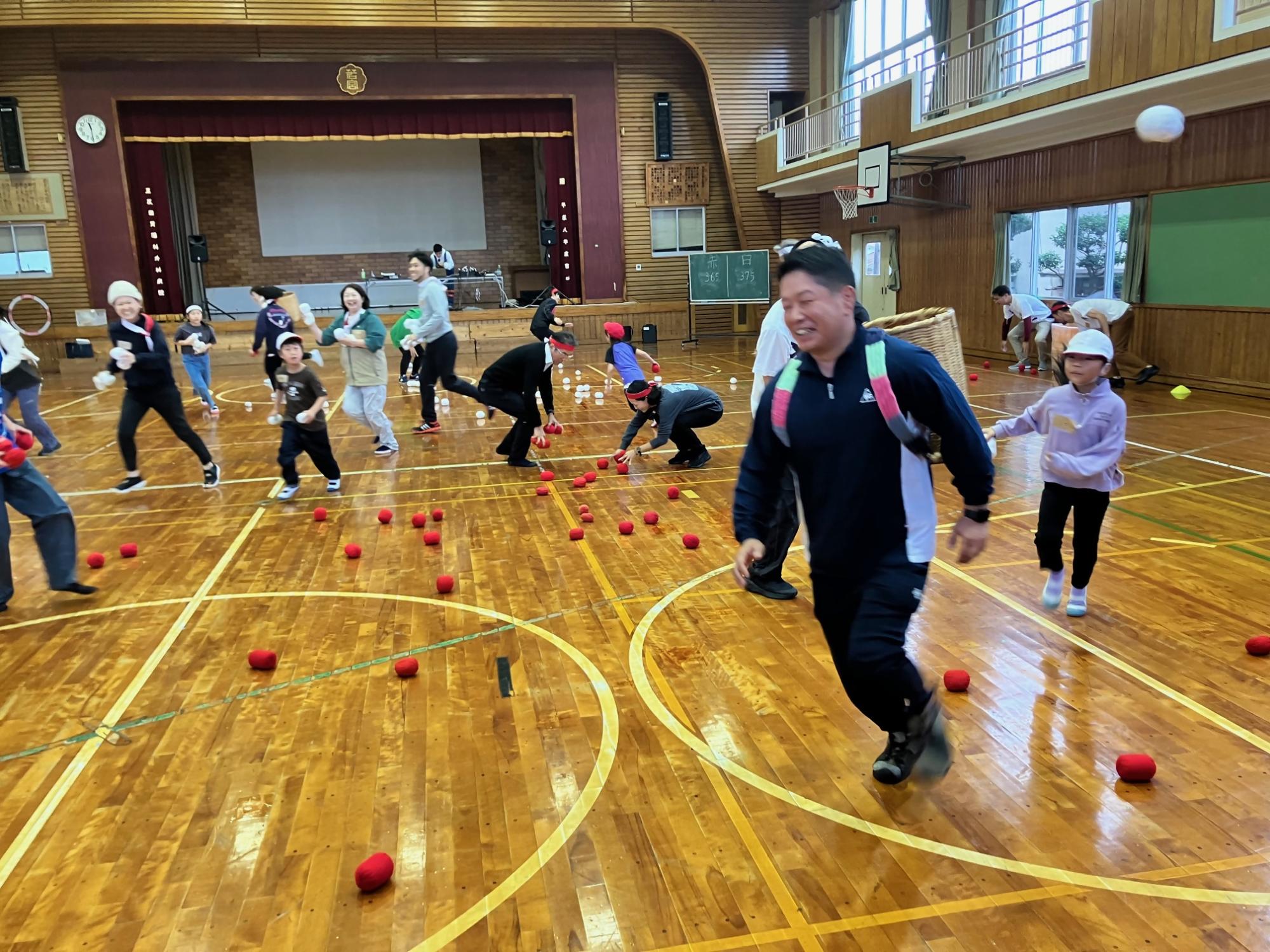 鬼ごっこ玉入れ