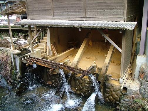 小鹿田焼の土づくりに用いられる唐臼の画像