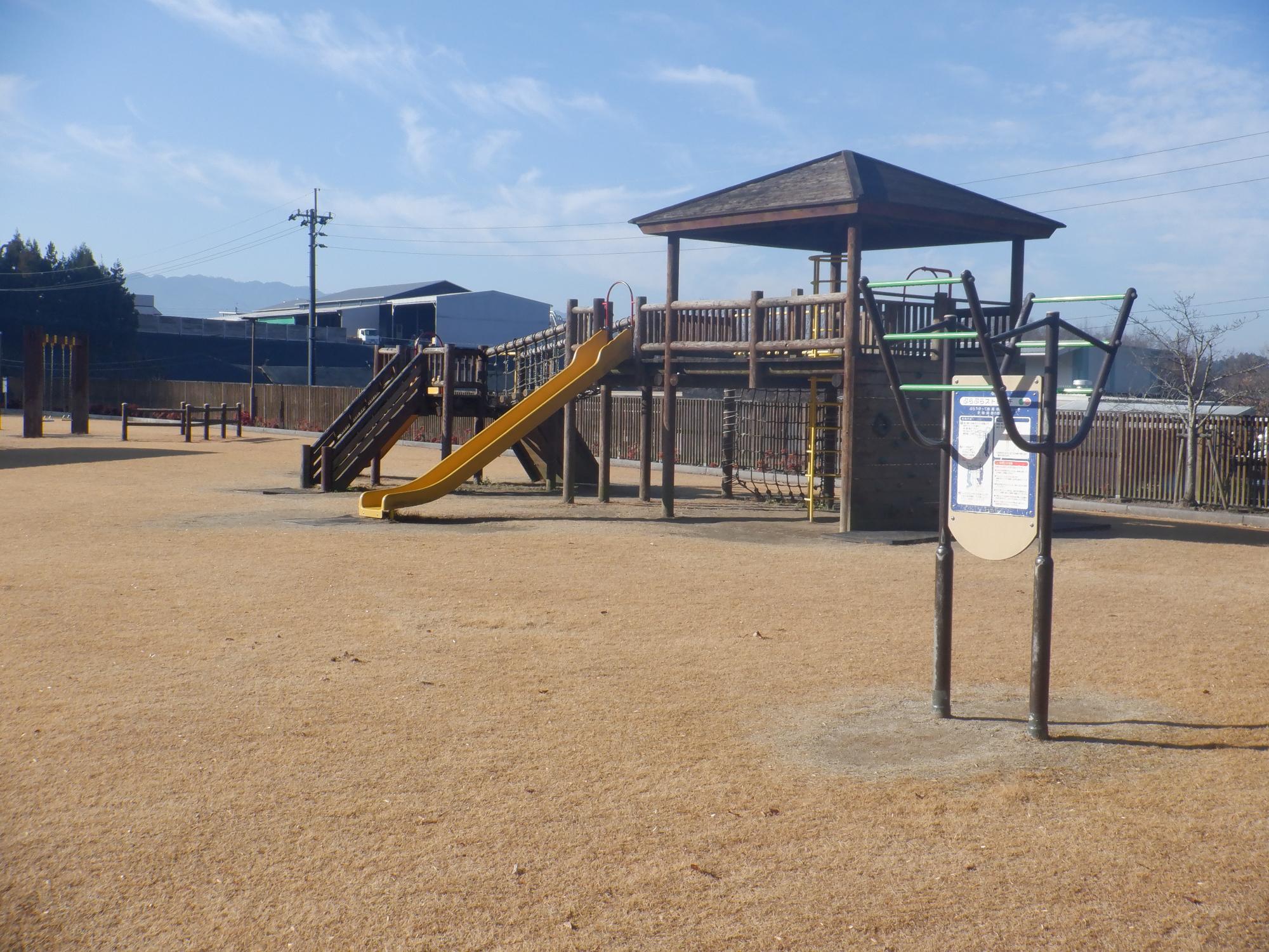 ウッド平島公園の遊具写真1