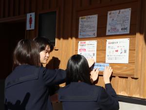 日田高校自作救急ポスター掲示の様子