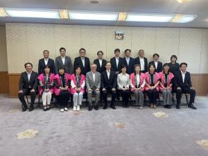 佐藤知事と集合写真