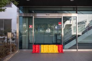 自動ドアの前に簡易型止水板を設置している様子の写真