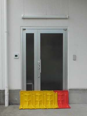 玄関前に簡易型止水板を設置している様子の写真