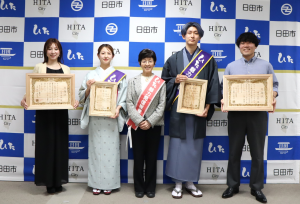 江田さん、矢野さん、椋野市長、財津さん、櫻木さんの集合写真