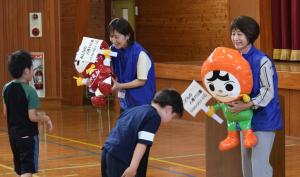 こころちゃん、じんけんまもるくんのにんぎょうをこうふするようす