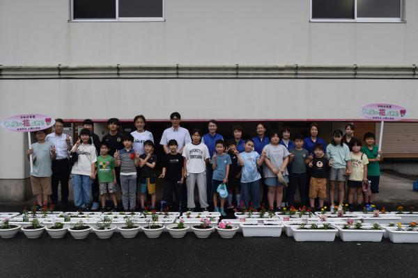 全校児童の集合写真