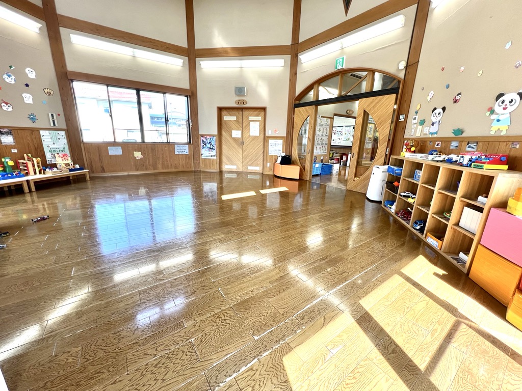 乳幼児世帯を受け入れる広々としたプレイルームの画像